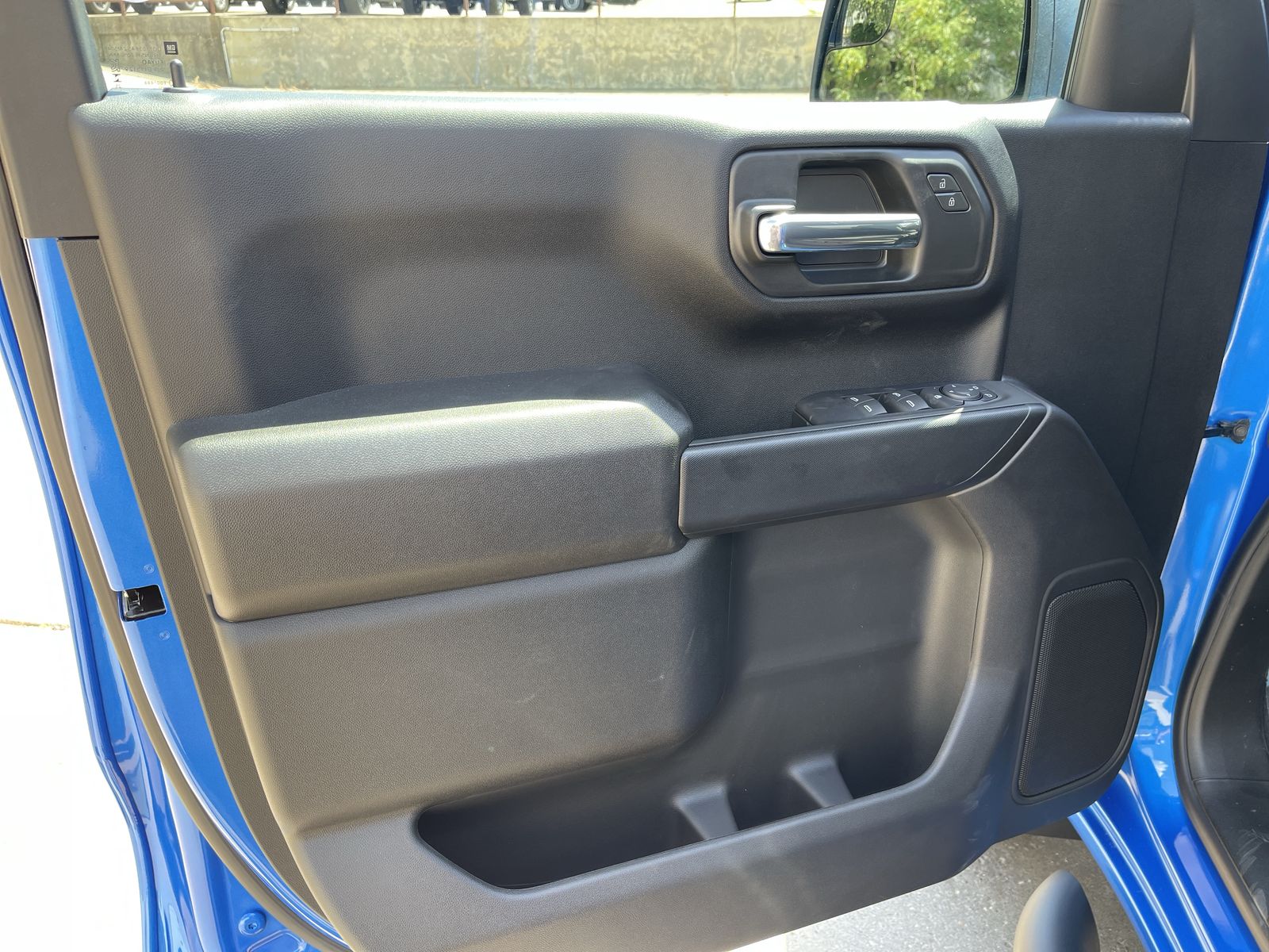 2025 Chevrolet Silverado 1500 Custom photo 2