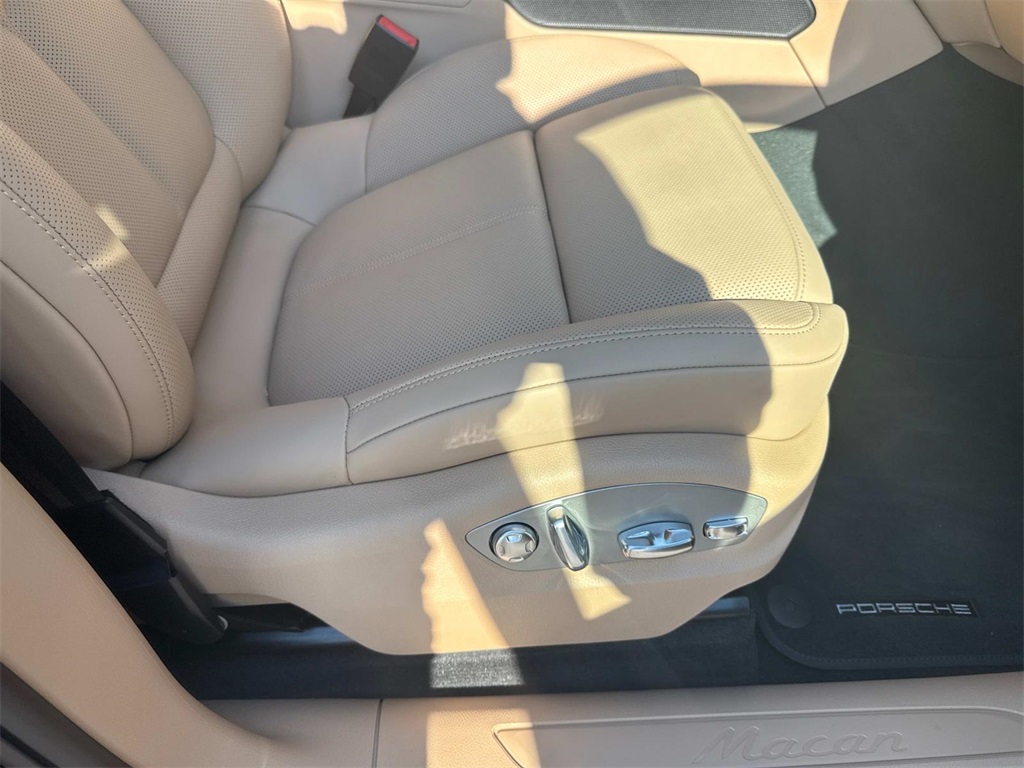 2026 Porsche Macan T photo 14