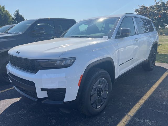 2025 Jeep Grand Cherokee Laredo Altitude photo 2