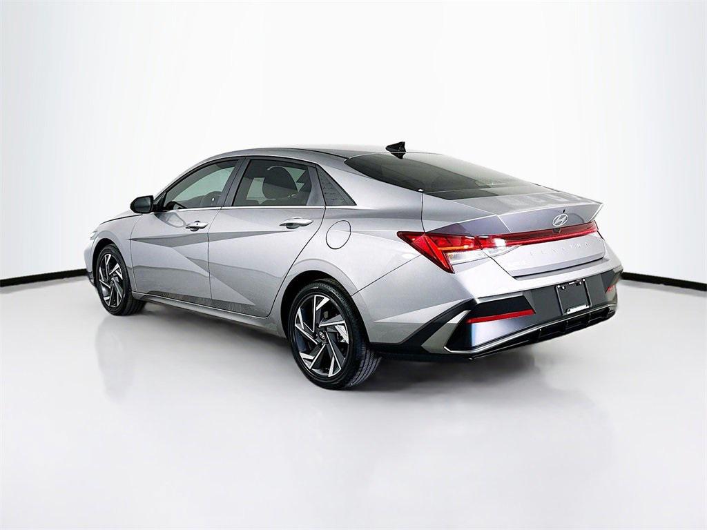 2025 Hyundai Elantra SEL Convenience photo 4