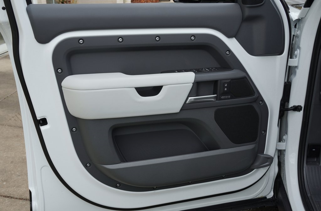 2026 LAND ROVER DEFENDER - Image 10