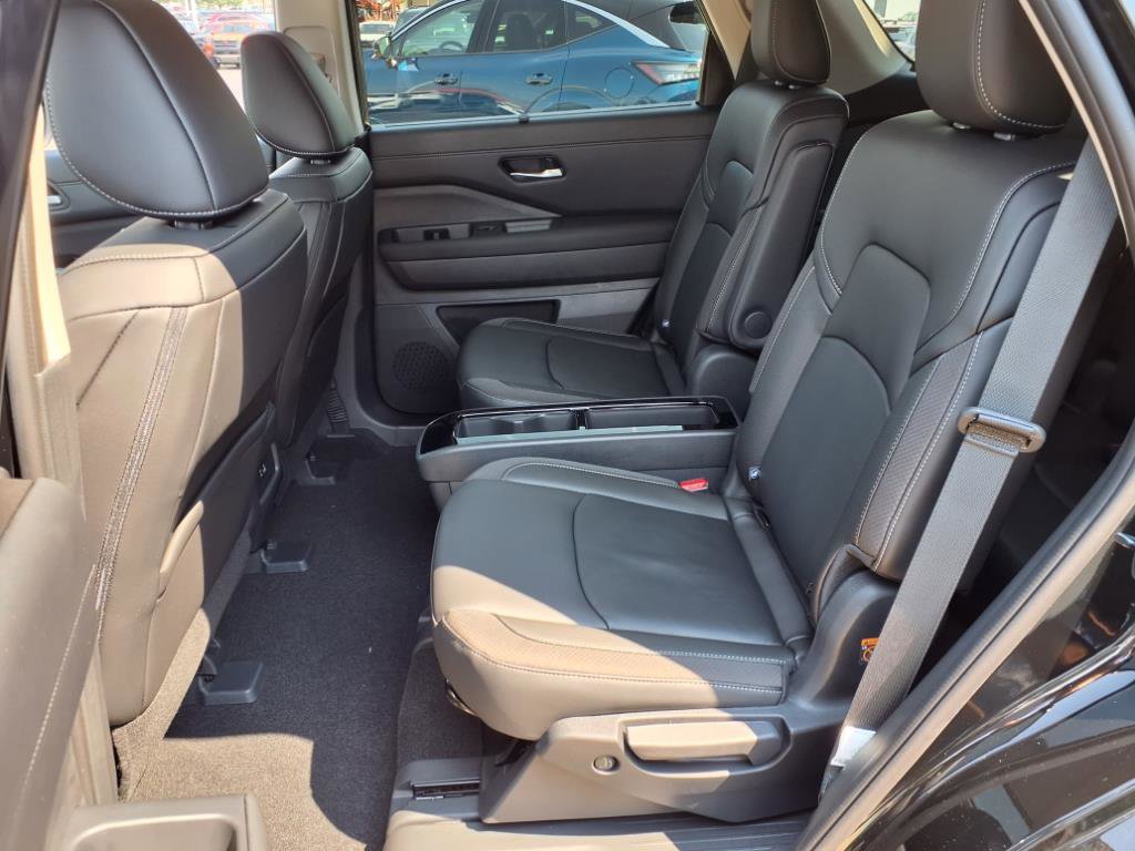 2025 Nissan Pathfinder SL photo 8