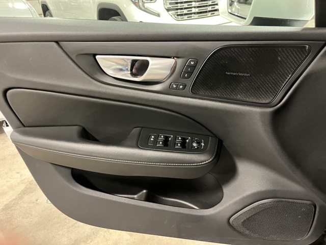 2024 Volvo V60 Cross Country B5 Plus photo 16
