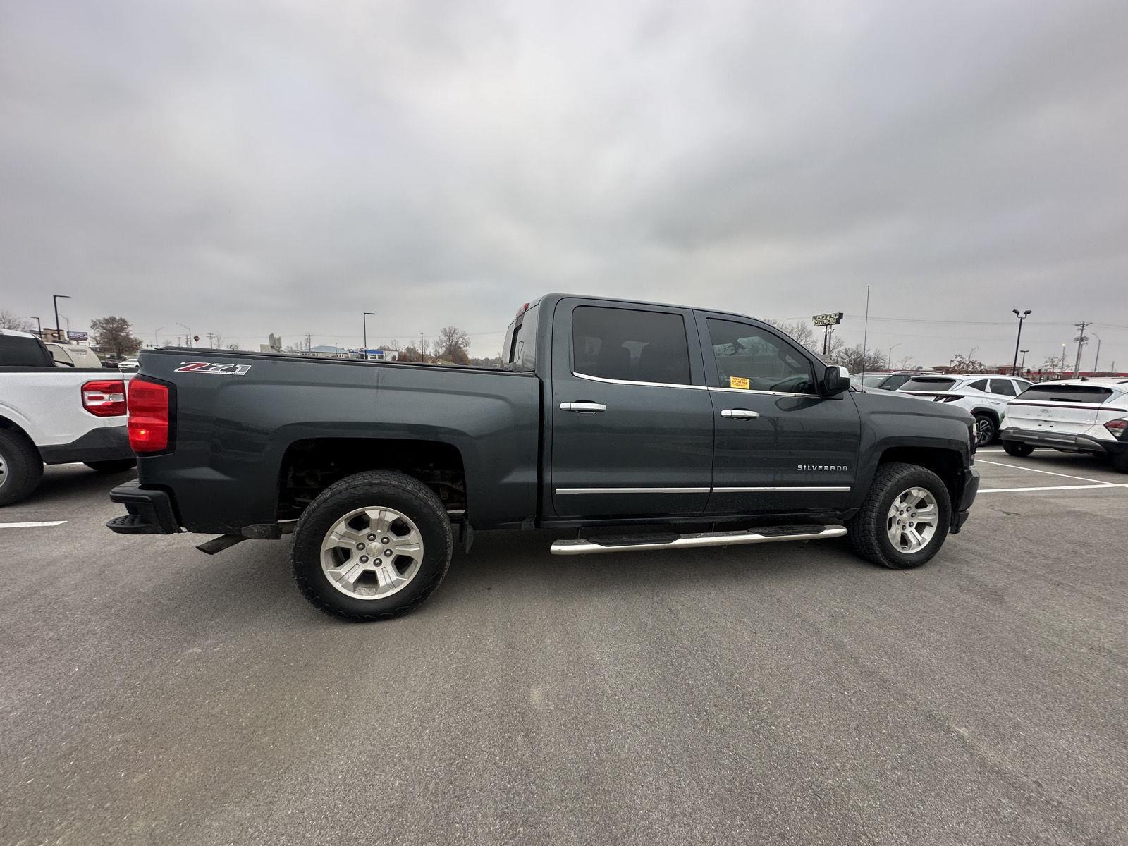 2017 Chevrolet Silverado 1500 LT photo 4
