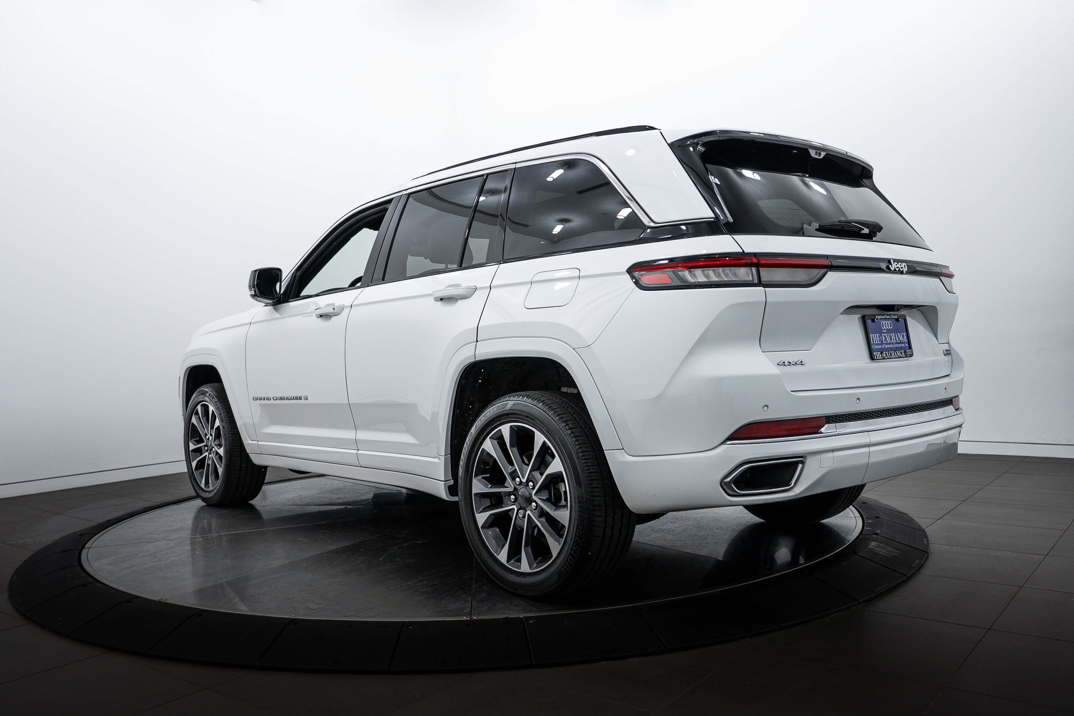 2023 Jeep Grand Cherokee Overland photo 3