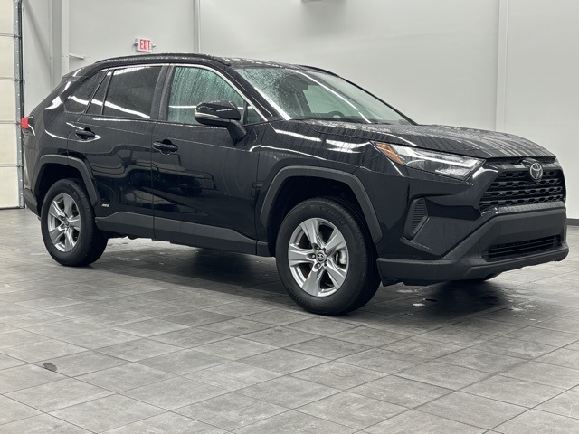 2025 Toyota RAV4 XLE's photo