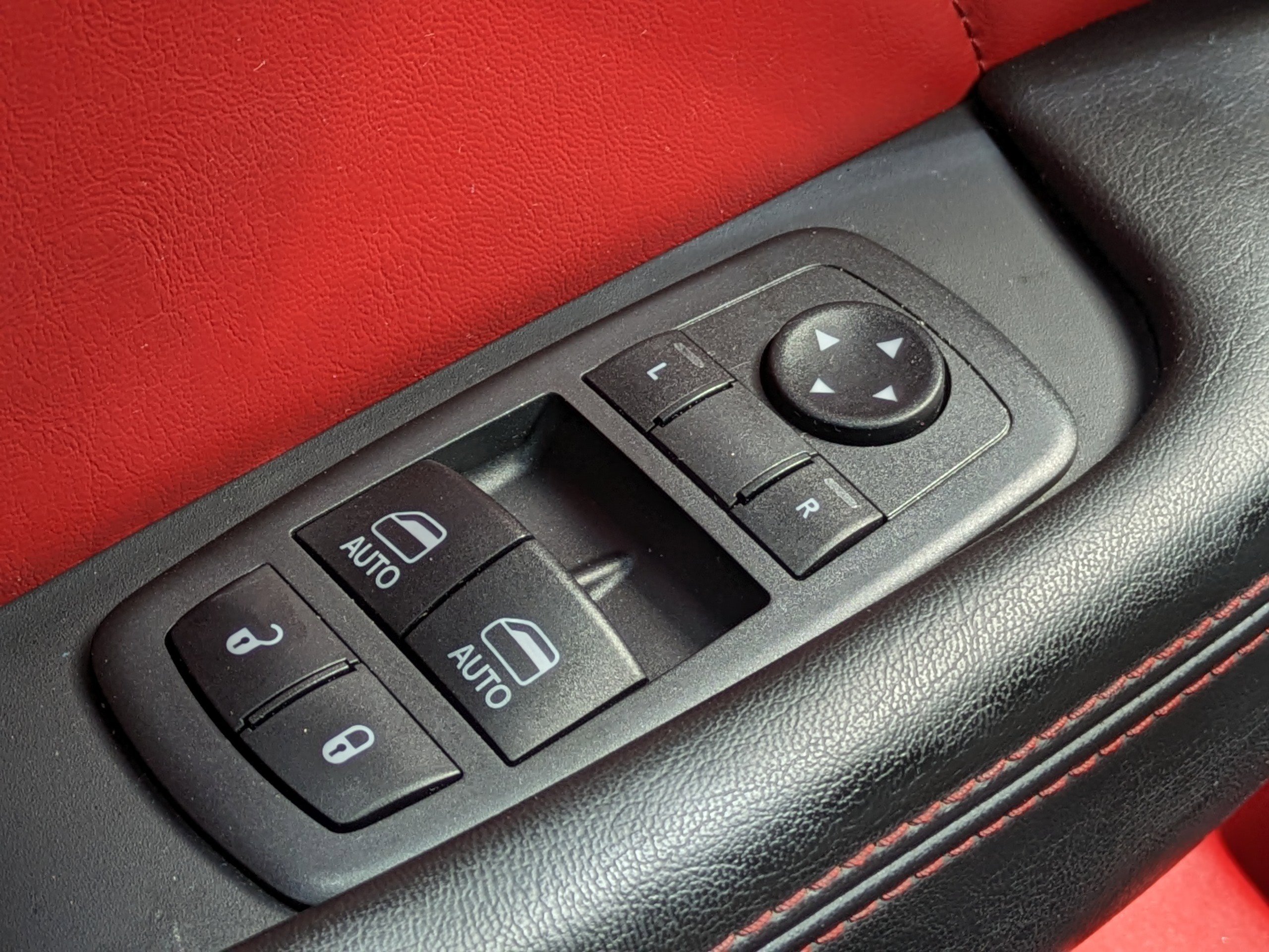 2019 Dodge Challenger SXT photo 17