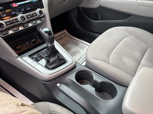 2020 Hyundai Elantra SEL photo 25