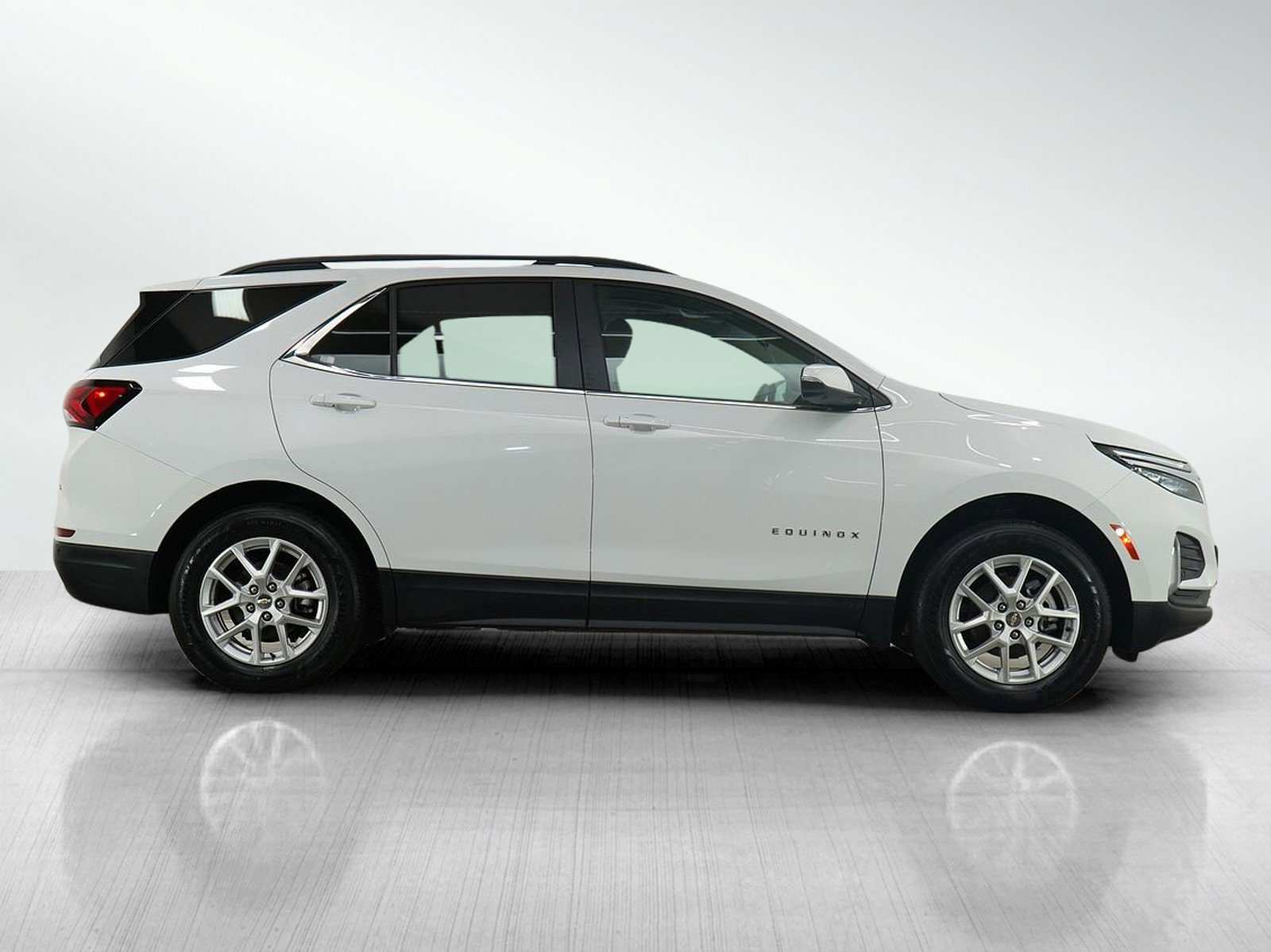 2024 Chevrolet Equinox LT photo 2