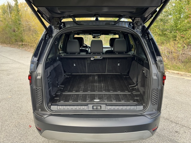 2025 Land Rover Discovery S photo 4