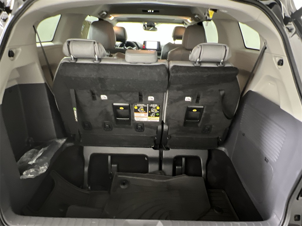 2024 Toyota Sienna XLE photo 17