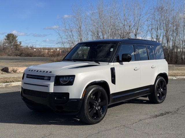 2026 Land Rover Defender X-Dynamic SE's photo