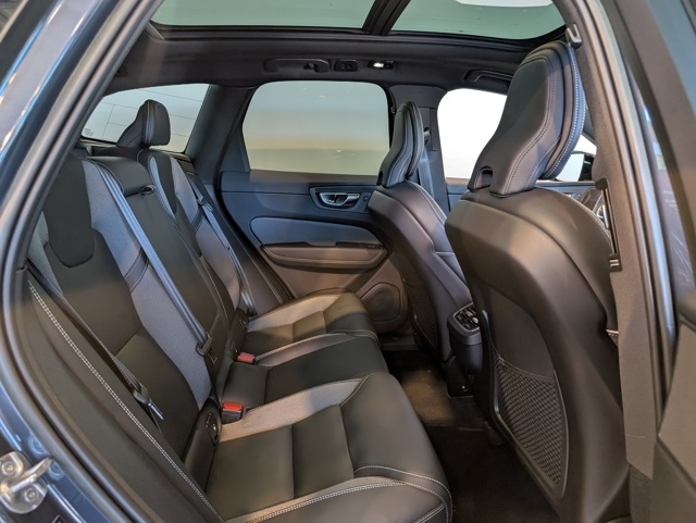 2022 Volvo XC60 R-Design photo 26
