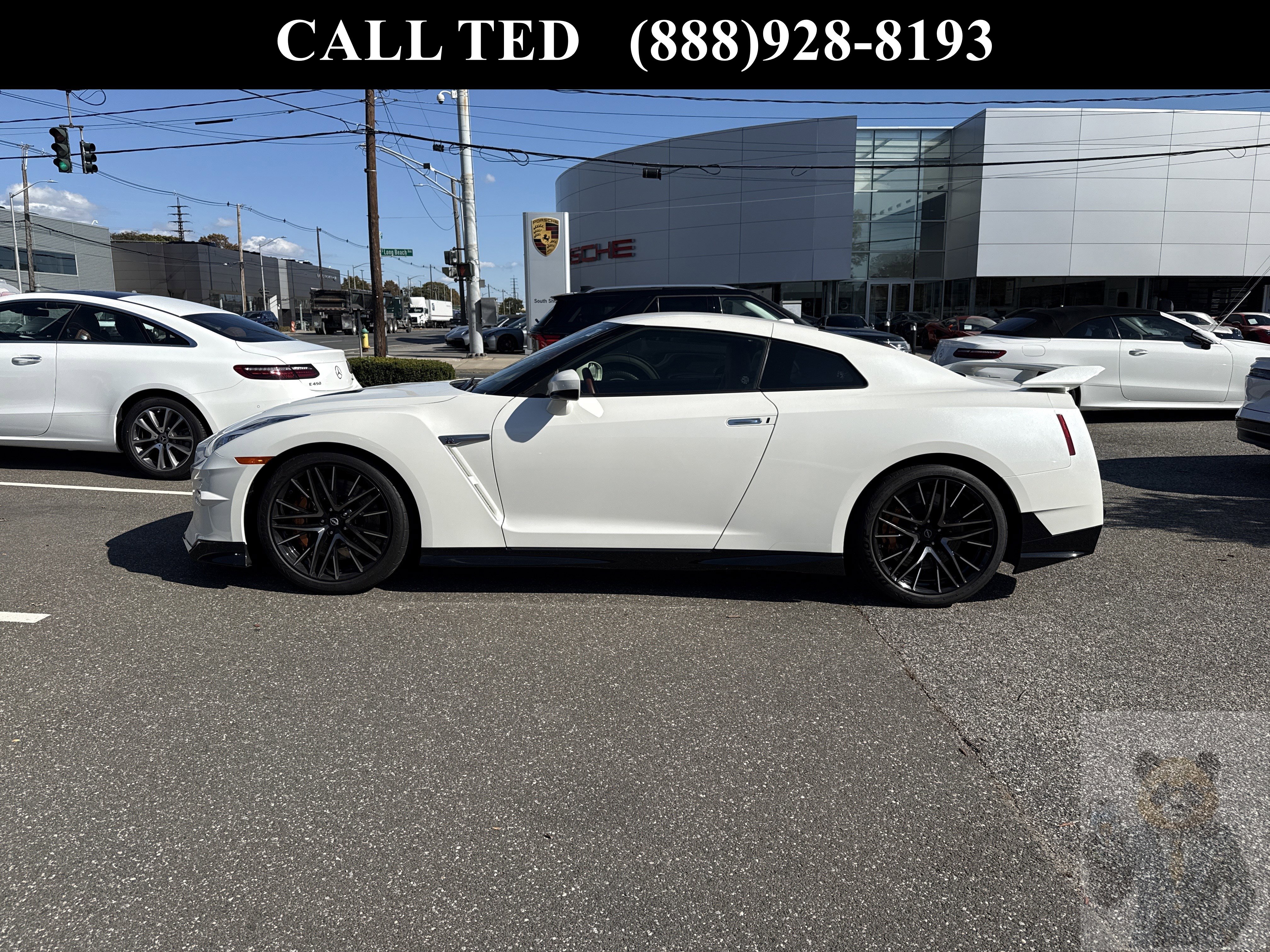 2024 Nissan GT-R Premium's photo