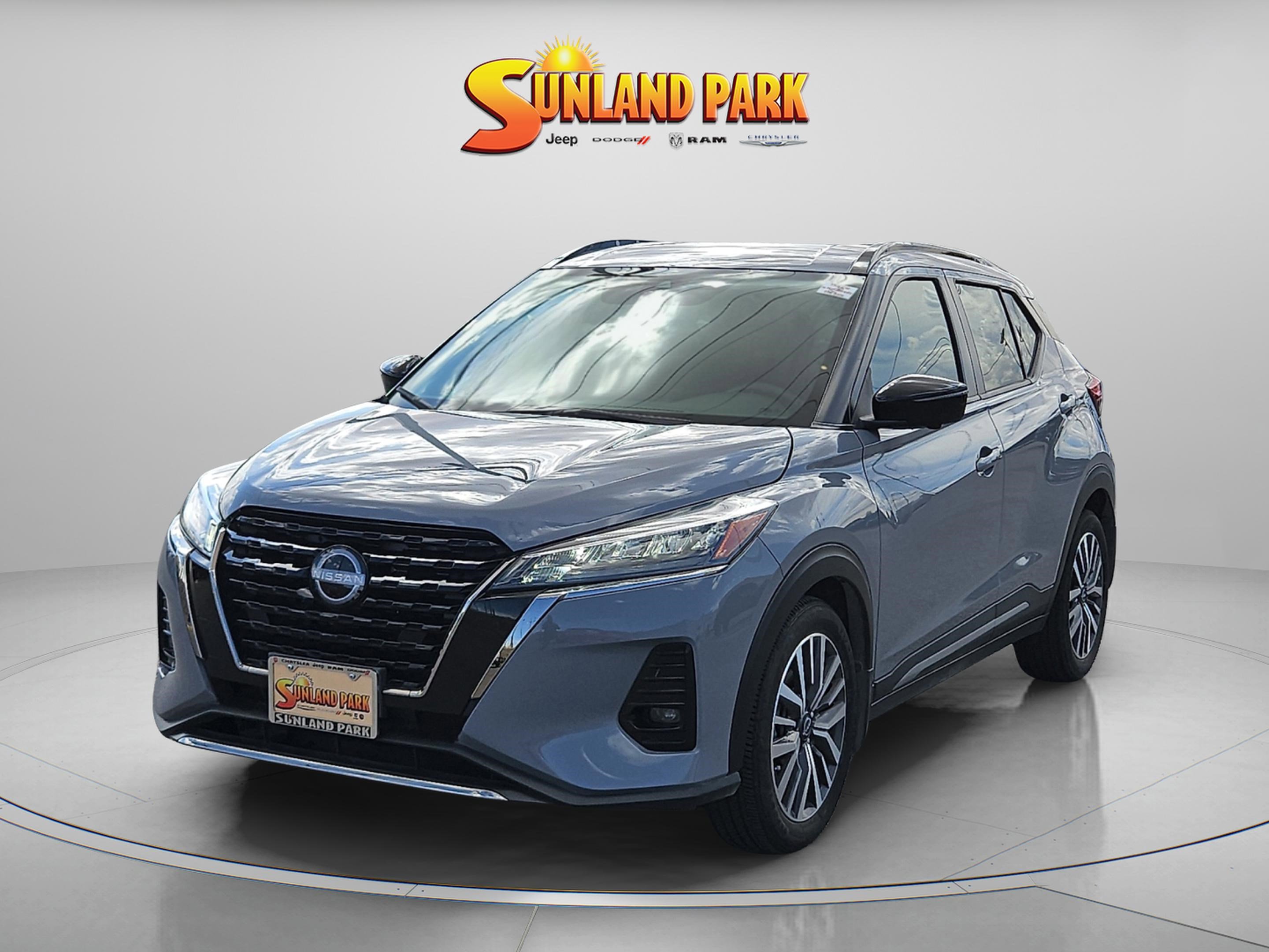 2023 Nissan Kicks SR photo 2