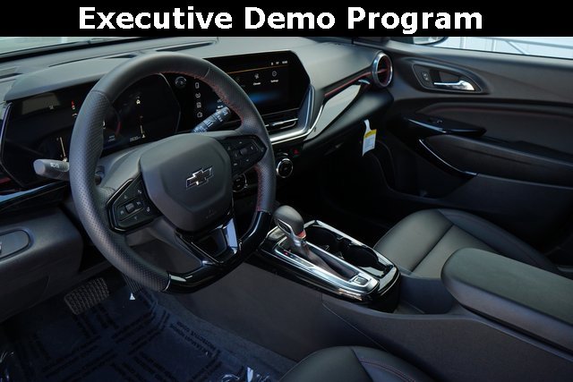2025 Chevrolet Trax photo 2