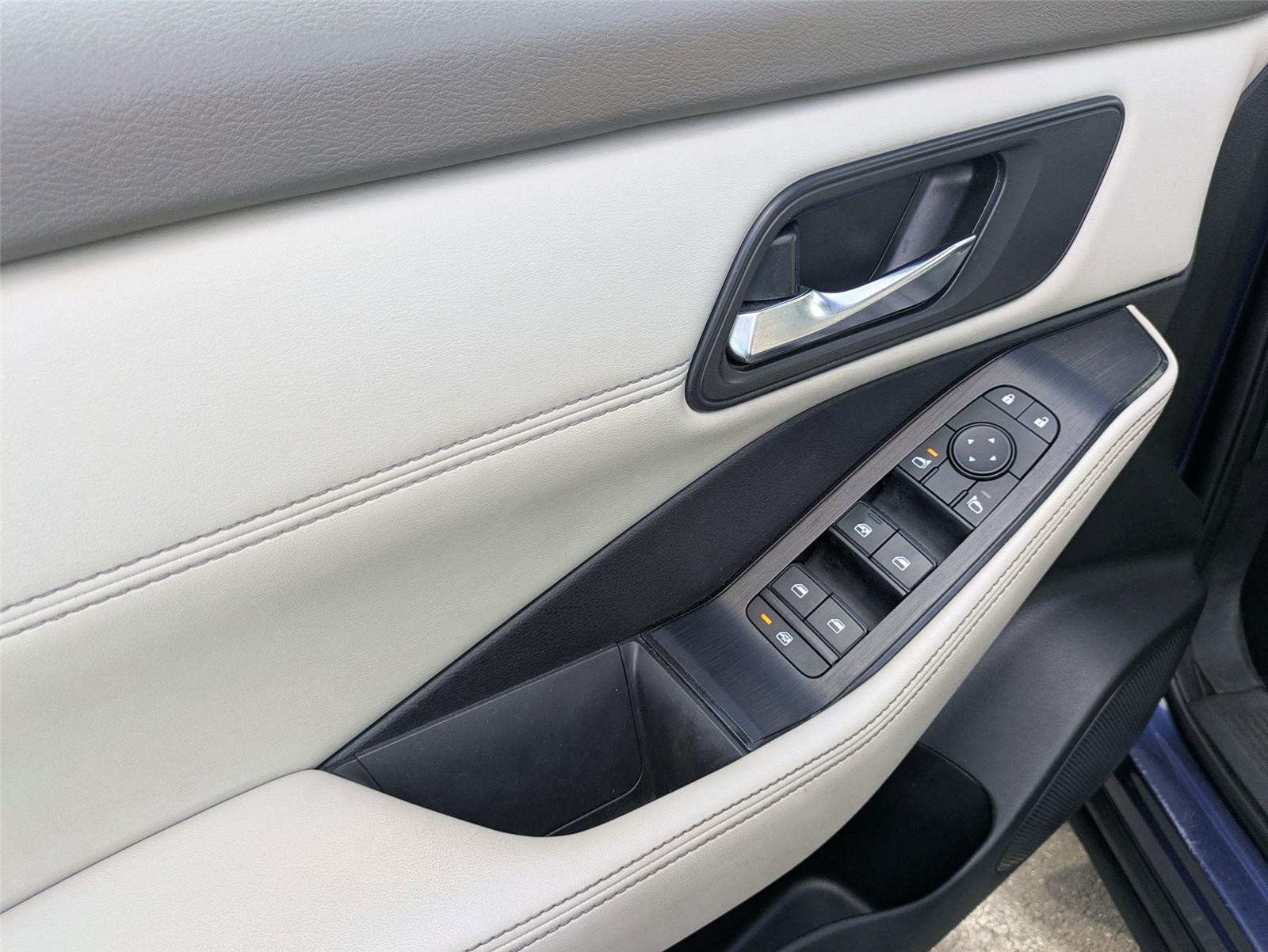 2022 Nissan Rogue SV photo 12