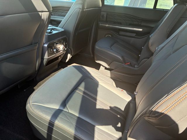2023 Ford Expedition MAX Platinum photo 4