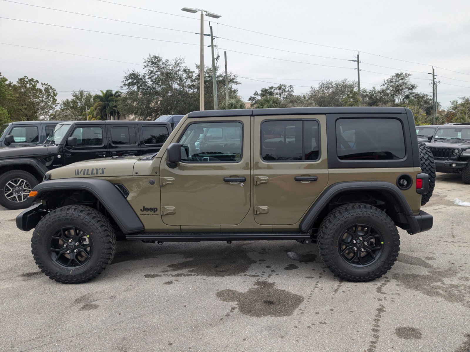 2025 Jeep Wrangler Willys photo 8
