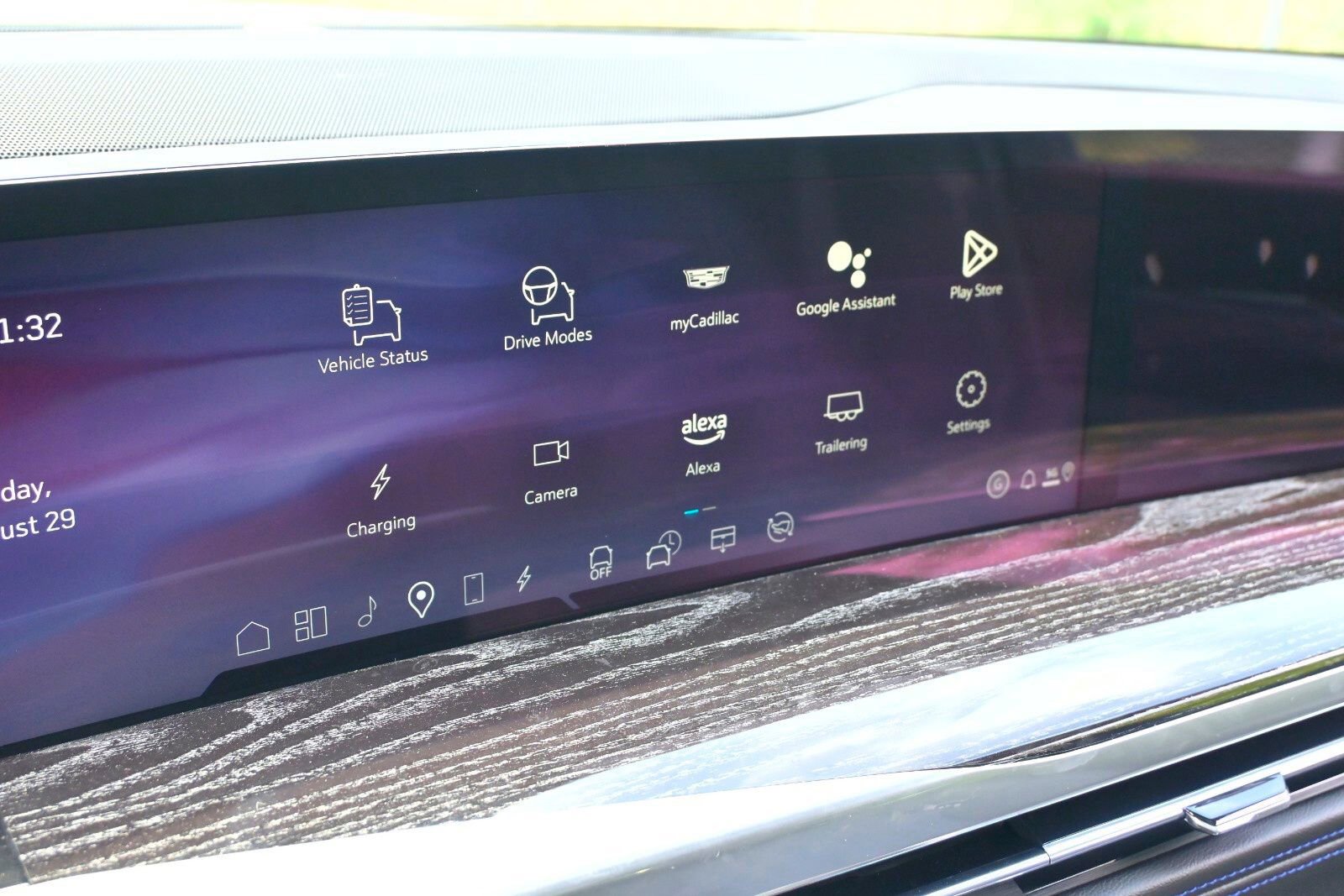 2025 Cadillac Escalade IQ Sport photo 2