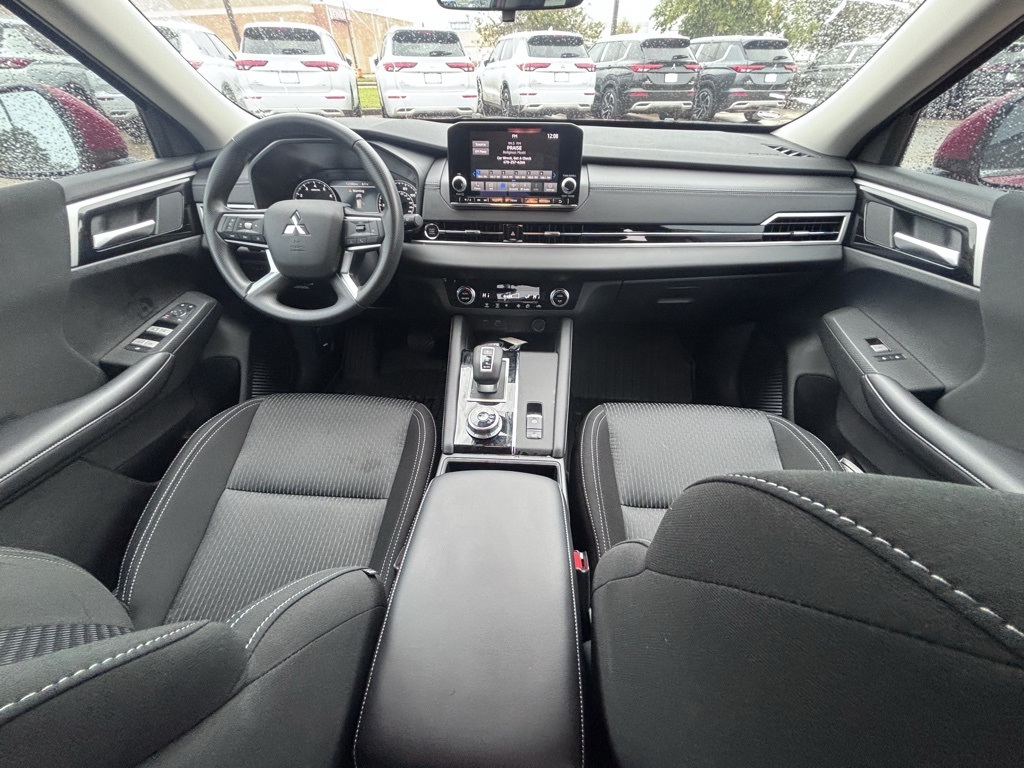 2024 Mitsubishi Outlander ES photo 19