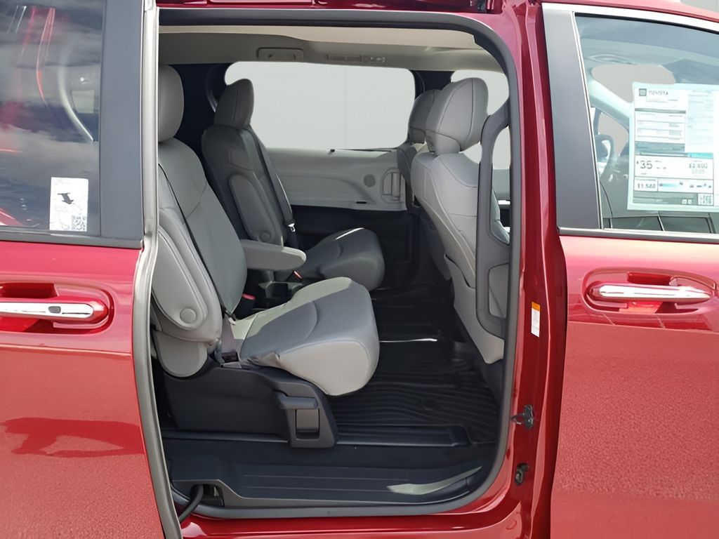 2025 Toyota Sienna XLE photo 10