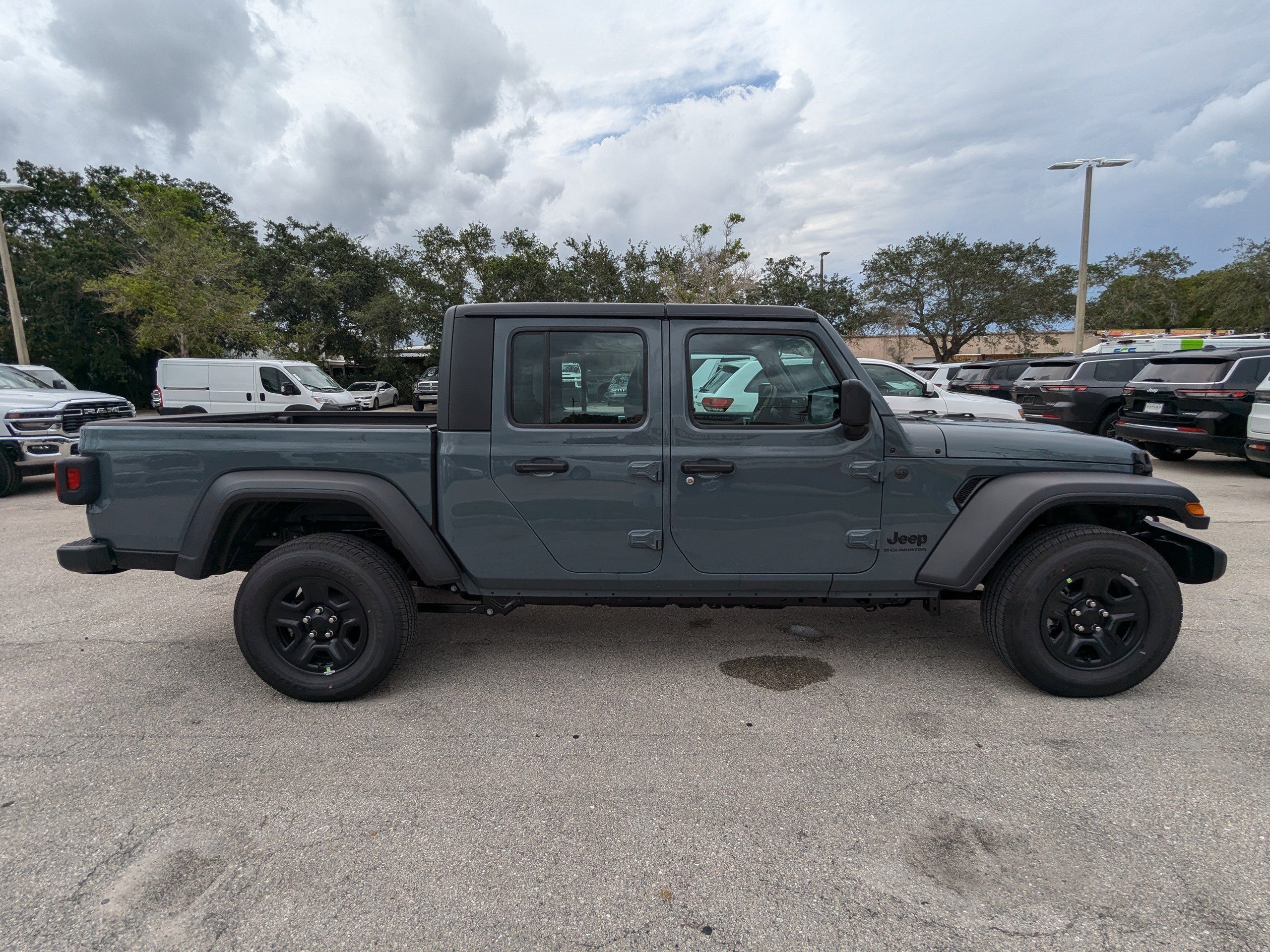 2025 Jeep Gladiator Sport photo 3