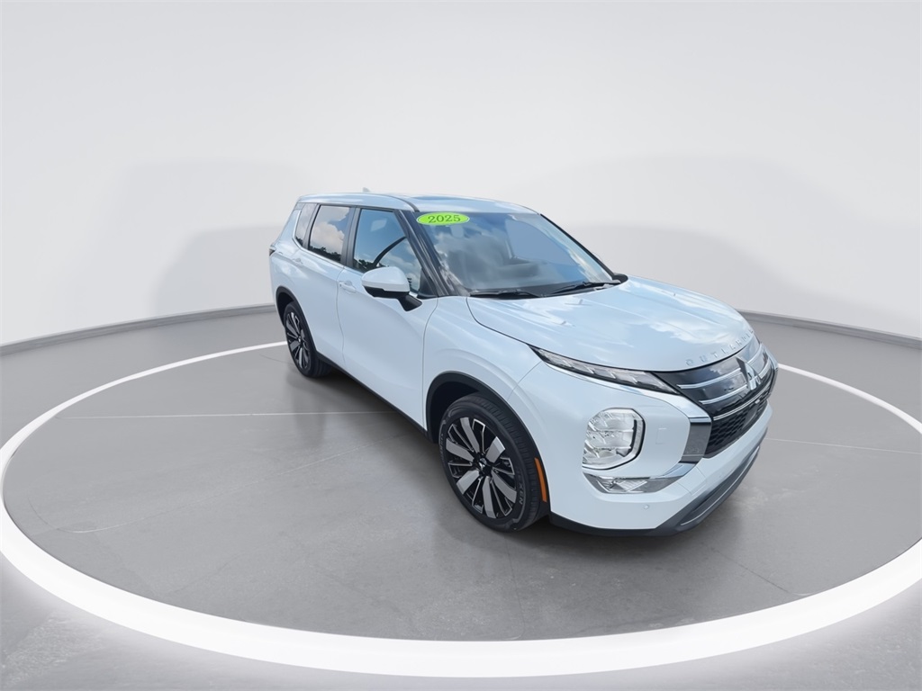 2025 Mitsubishi Outlander SE photo 2