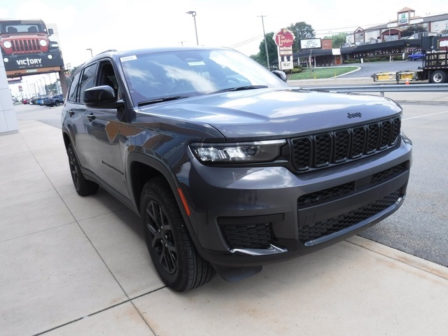 2025 Jeep Grand Cherokee Laredo Altitude photo 4