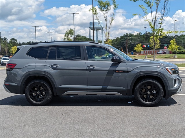 2025 Volkswagen Atlas Peak Edition SE photo 2
