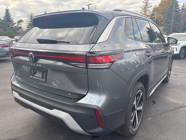 2025 Volkswagen Tiguan SE photo 2