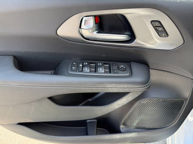 2026 Chrysler Pacifica photo 28