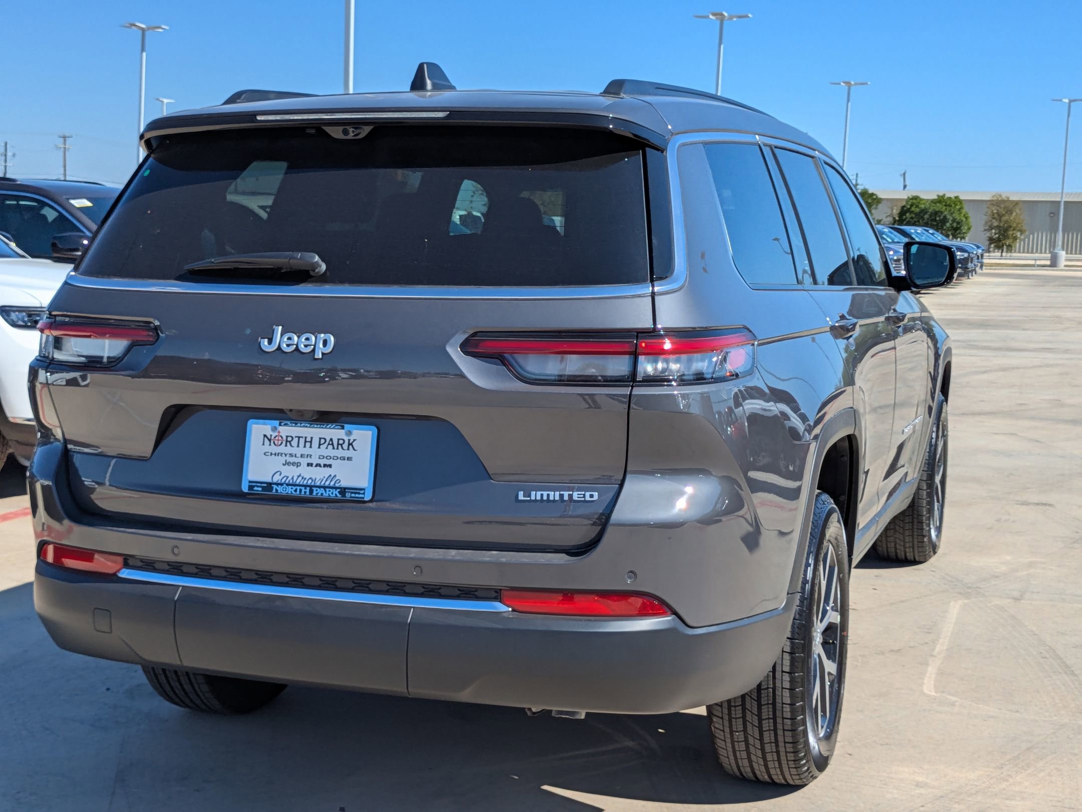 2025 Jeep Grand Cherokee Limited photo 2