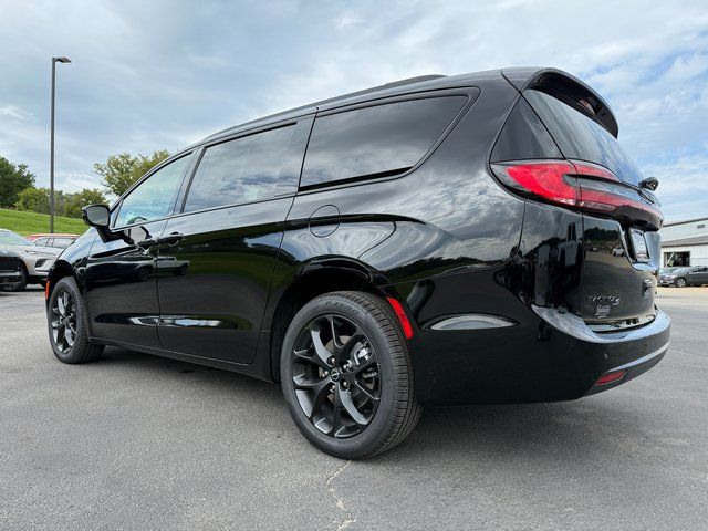 2026 Chrysler Pacifica Limited photo 2