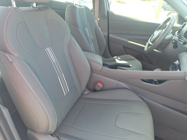 2025 Hyundai Elantra SEL Sport photo 11