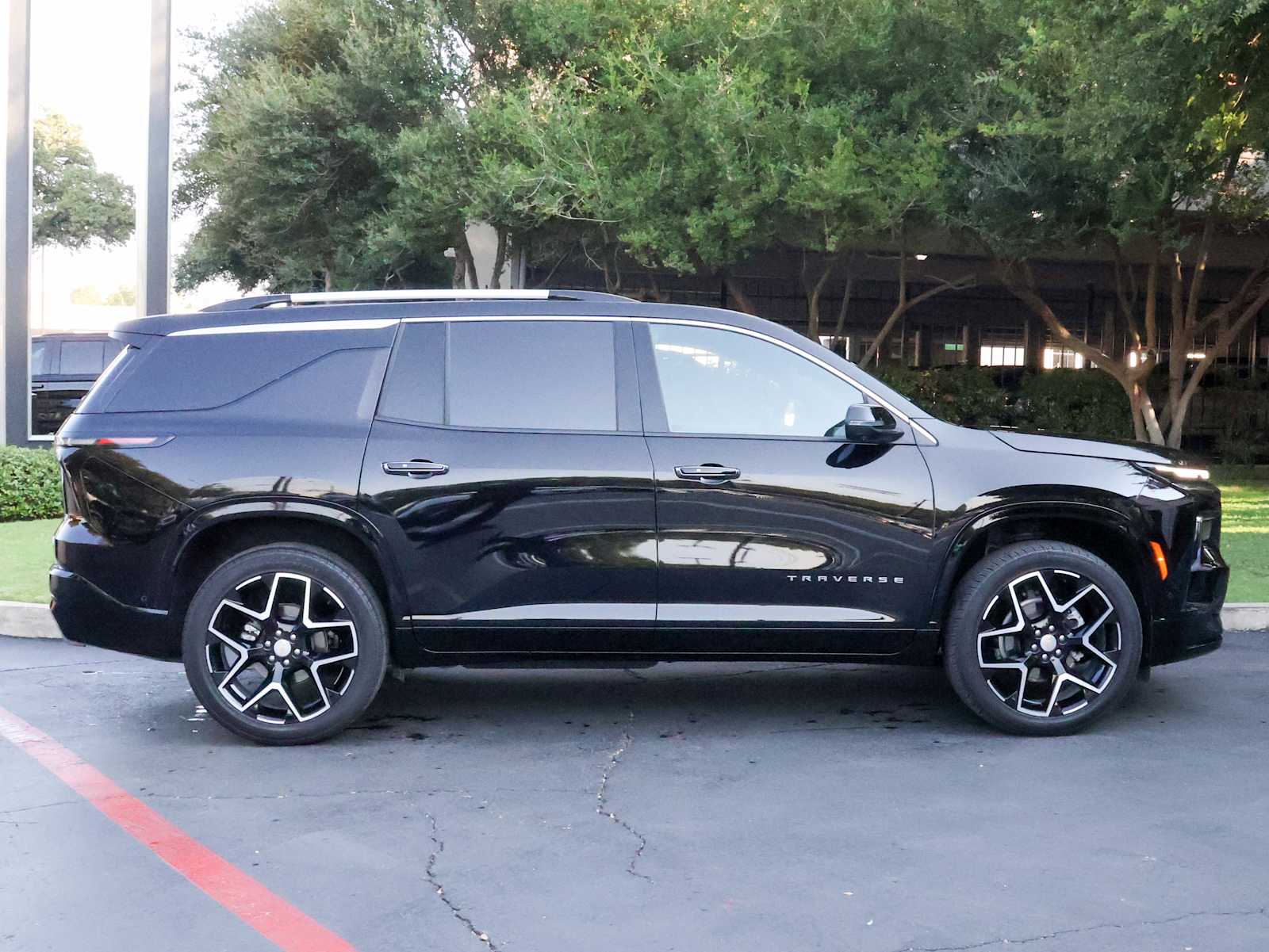 2025 Chevrolet Traverse High Country photo 2