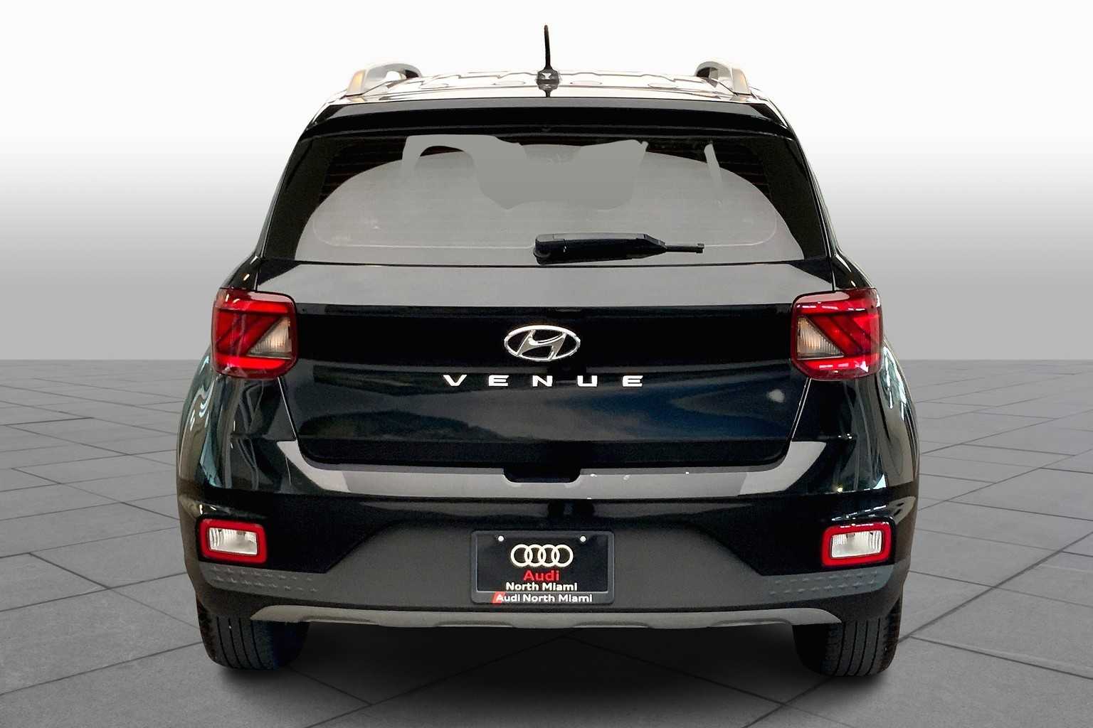 2023 Hyundai Venue SEL photo 4