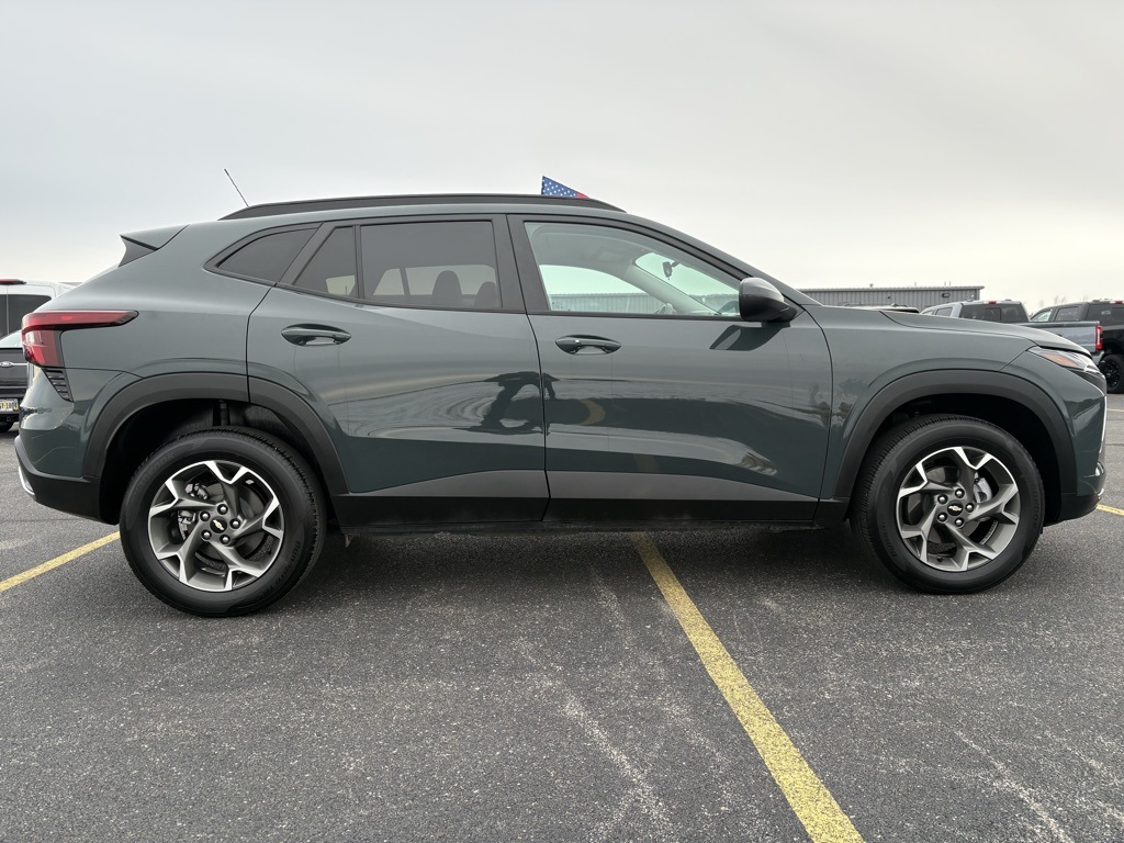 2025 Chevrolet Trax LT photo 3