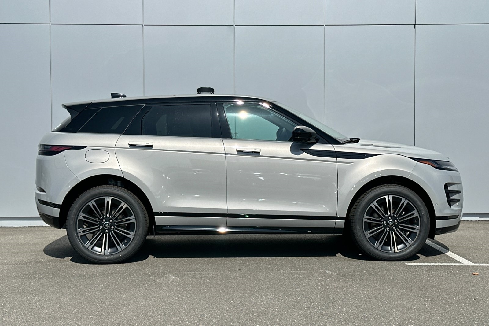 2026 Land Rover Range Rover Evoque Dynamic SE photo 5