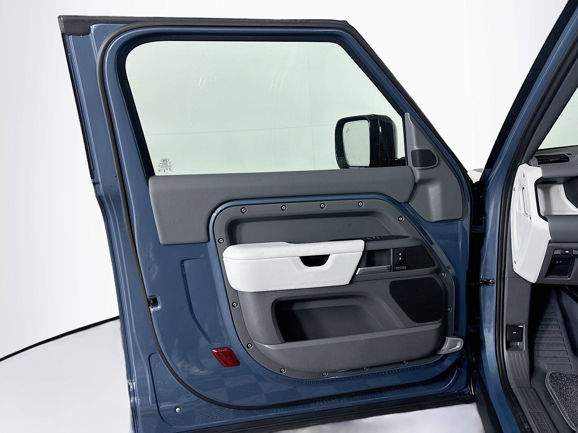 2025 Land Rover Defender 90 X-Dynamic SE photo 8