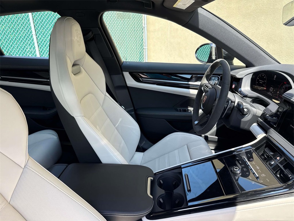 2025 Porsche Panamera 4 photo 16