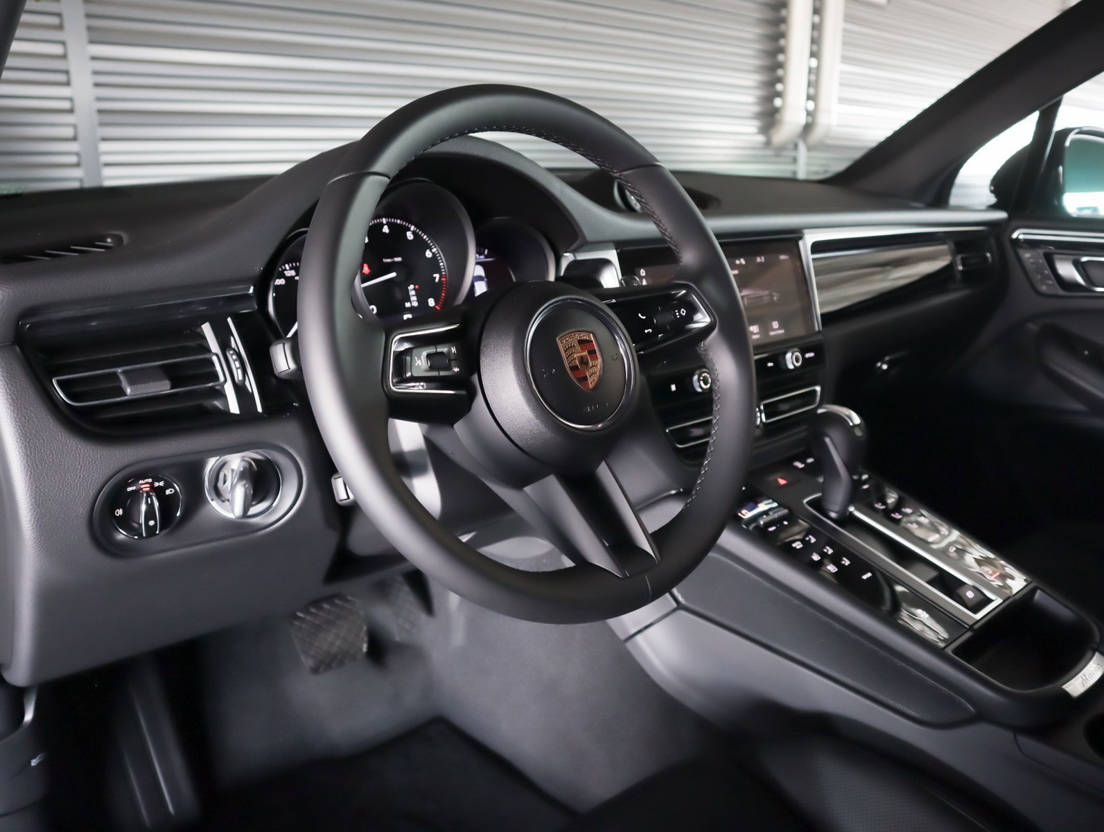 2025 Porsche Macan T photo 4