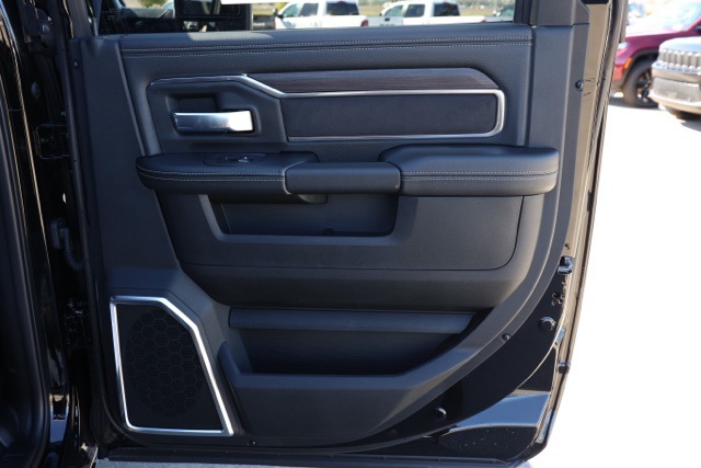 New 2026 Diamond Black Crystal Pearl-Coat Exterior Paint RAM Laramie Night Edition image 17