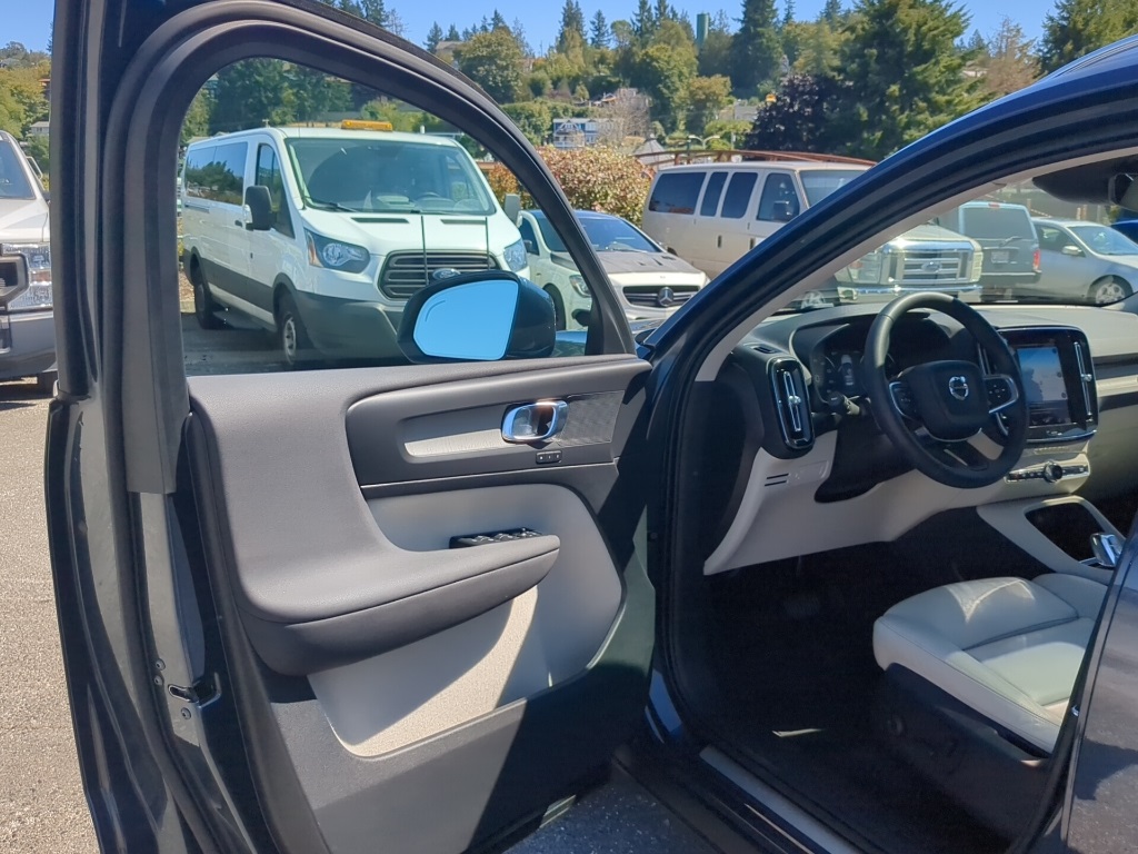 2022 Volvo XC40 T5 Inscription AWD photo 3