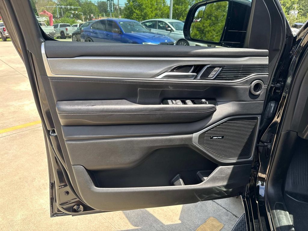 2023 Jeep Wagoneer Series II Carbide photo 16