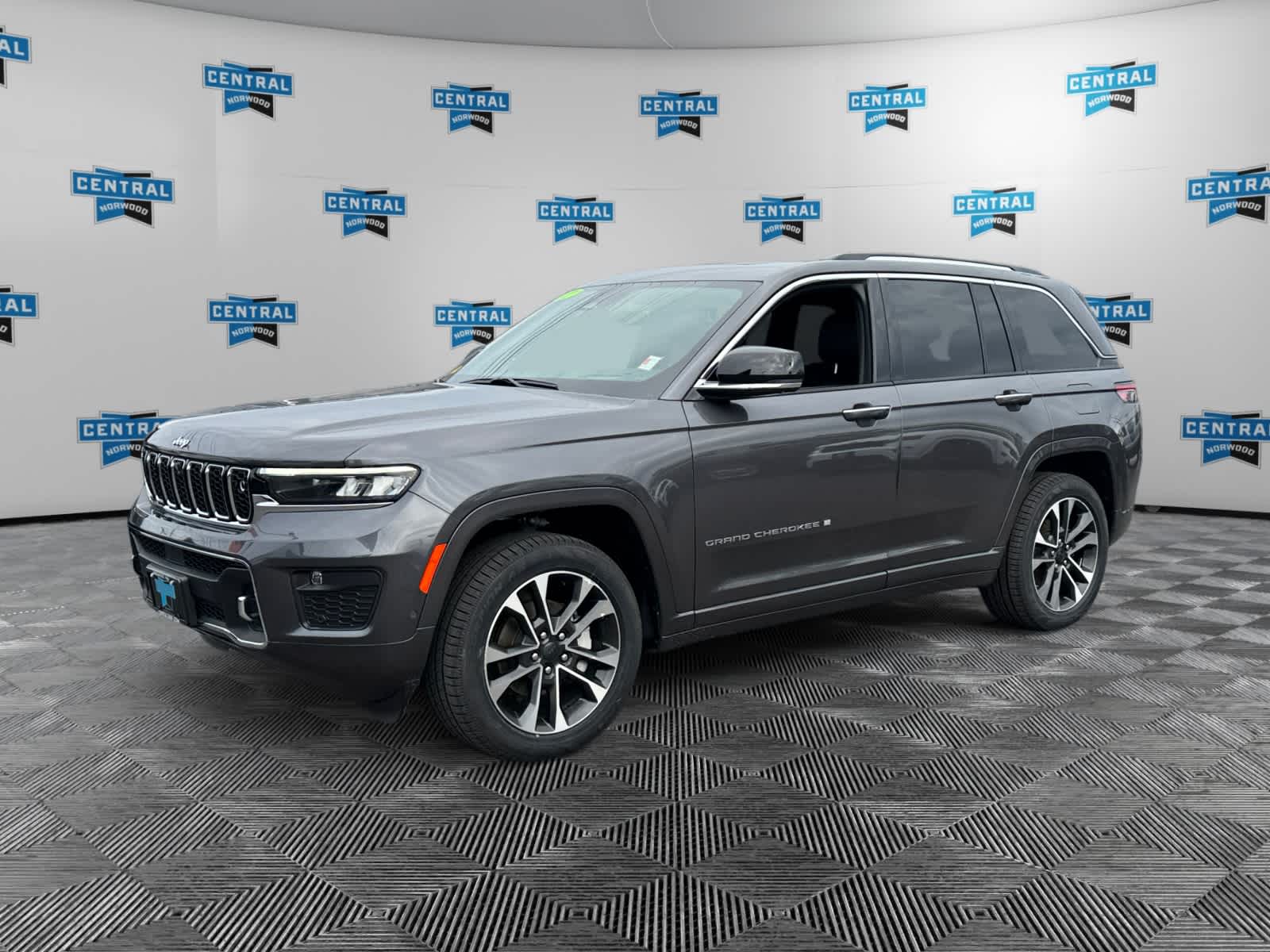 2022 Jeep Grand Cherokee Overland's photo