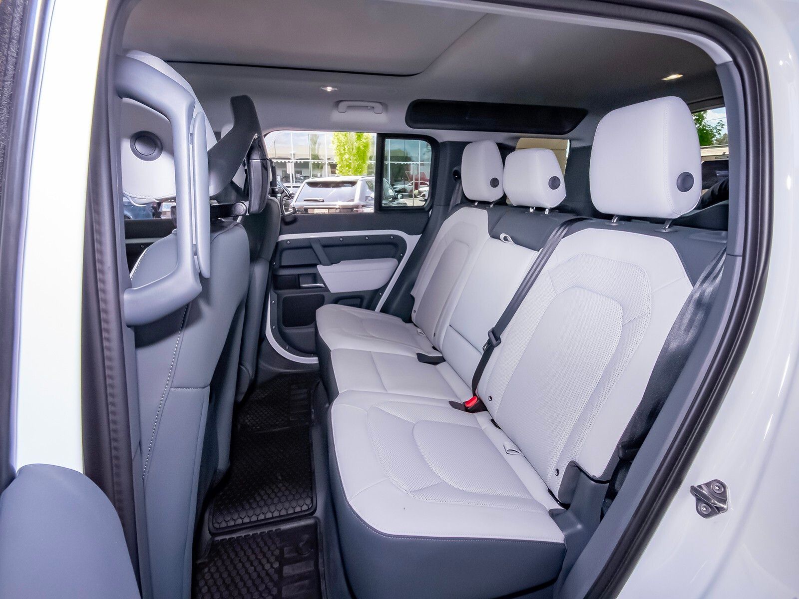 2025 Land Rover Defender 110 S photo 45