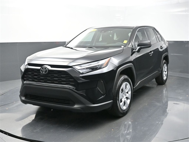 2025 Toyota RAV4 LE's photo