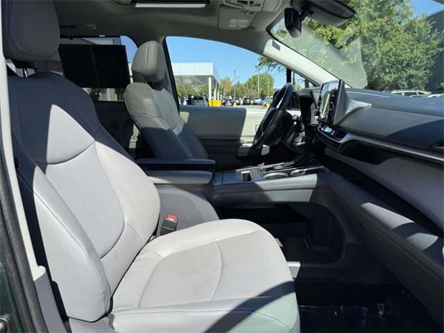 2021 Toyota Sienna XLE photo 16
