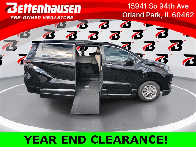 2024 Toyota Sienna XLE's photo